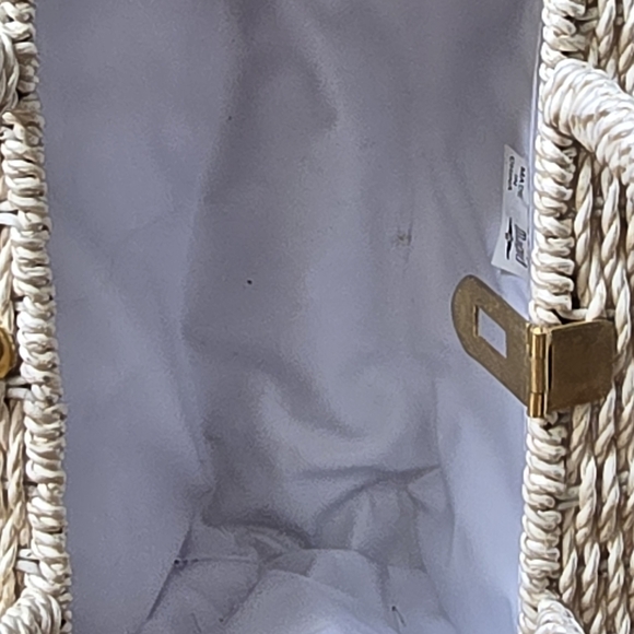 Elegant Cream Woven Handbag - Picture 9 of 10